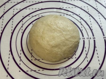 Миску с тестом прикрыть полотенцем и оставить на кухонном столе "отдохнуть" на 15-20 минут. Затем переложить тесто на рабочую поверхность, слегка присыпанную мукой, и обмять.&nbsp;