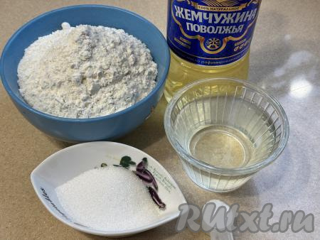 Подготовить продукты для приготовления лепёшек на огуречном рассоле в духовке. Огуречный рассол процедить.&nbsp;