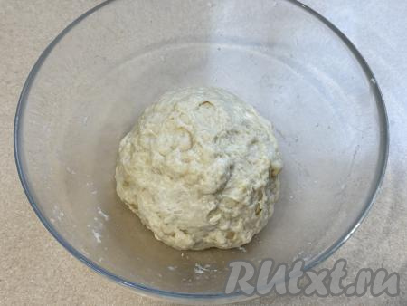 Понемногу добавляя оставшуюся муку, вначале перемешивать тесто столовой ложкой. А после того как тесто для лепёшек начнёт собираться в ком, продолжить замешивать его руками, подсыпая по мере необходимости оставшуюся муку. Итоговое тесто для лепёшек должно получиться мягким, нежным, практически не липнущим к рукам, не нужно слишком забивать тесто мукой. Продукты у всех разные, поэтому, добавляя муку, ориентируйтесь именно на консистенцию замешиваемого теста, а не на количество муки, указанное в ингредиентах.