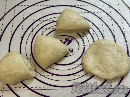 Разделить тесто на 4 равных части.&nbsp;