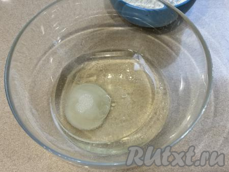 В достаточно глубокую миску влить процеженный огуречный рассол, добавить растительное масло, уксус и сахар, перемешать массу венчиком до однородности.&nbsp;