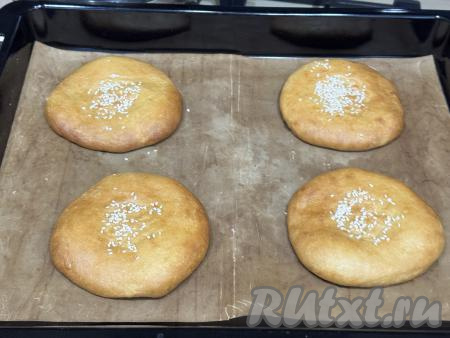 Выпекать постные лепёшки, замешанные на рассоле, в разогретой до 180 градусов духовке минут 15 (до приятного подрумянивания теста).&nbsp;