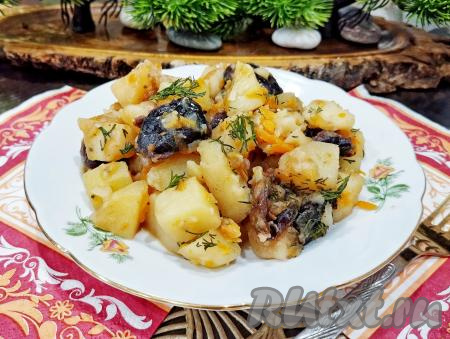 Картошка, тушёная с черносливом