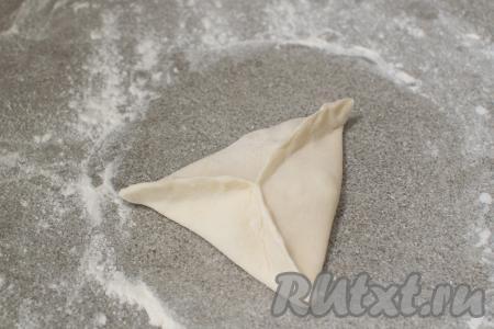 Затем сделать ещё два защипа (шва), которые соединяются в центре, как на фото, формируя заготовку самсы с тыквой из слоёного теста.