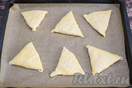 Сверху присыпать каждую самсу кунжутом.