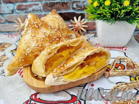 А вот как эта самса выглядит в разрезе. Сочетание большого количества яркой, сочной начинки из тыквы и нежного слоёного теста делает эту выпечку очень вкусной. Эту самсу можно подать и в качестве перекуса в течение дня, и к чаю.