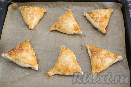 Самсу с тыквой выпекать в разогретой до 200 градусов духовке в течение 20 минут (до характерного золотистого румянца слоёного теста).