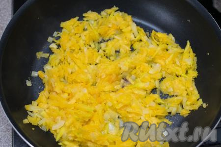 В сковороду с обжаренным луком выложить натёртую тыкву, перемешать овощи. Обжаривать их на среднем огне, иногда помешивая, до мягкости тыквы (я обычно готовлю 10-12 минут, но продолжительность обжаривания зависит от сорта тыквы). Я жарю овощи на минимальном количестве масла, если тыква суховата, можно добавить в сковороду 1-2 столовых ложки воды. В конце жарки посолить, поперчить овощи по вкусу. Тыкву, жареную с луком, убрать с огня, дать остыть.