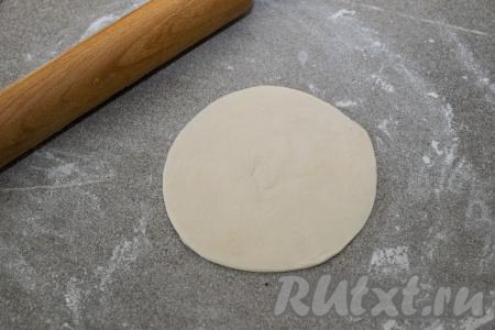 Затем при помощи скалки раскатать лепёшку до толщины около 2 миллиметров.