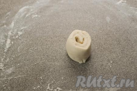 Выложить один рулетик разрезом вверх.