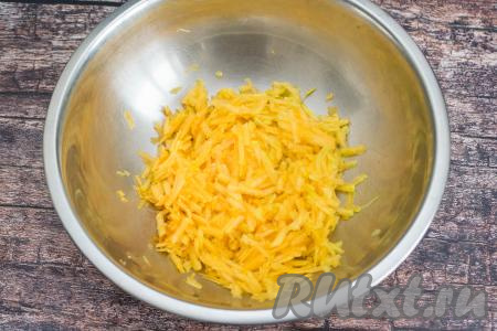 Очищенную тыкву натереть на крупной тёрке.