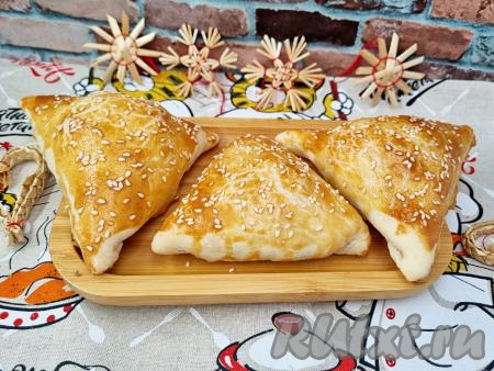 Готовую выпечку достать из духовки. Самса получается аппетитной, воздушной, к столу её можно подать и тёплой, и полностью остывшей.