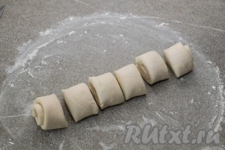 Затем разрезать рулет на 6 небольших рулетиков.