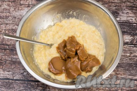 В миску с размятыми бананами выложить варёную сгущёнку.