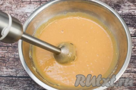 Можно смешать бананы и сгущёнку лопаткой. Но, чтобы крем для вафельного торта был более однородным, я пробила бананы и варёную сгущёнку погружным блендером. Крем для промазывания вафельных коржей получился нежным, однородным и очень вкусным.