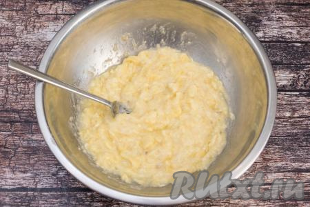 Размять бананы вилкой до получения пюре.