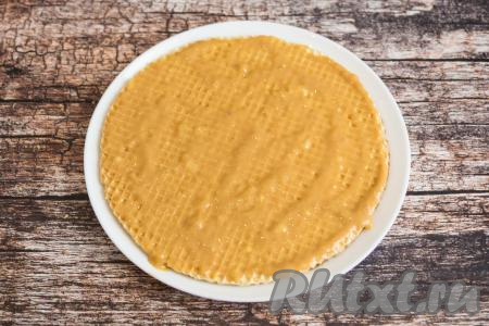 И тоже смазать его примерно 3 столовыми ложками крема.