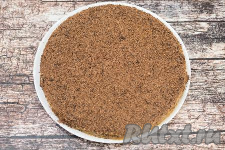 По прошествии, как минимум, 2 часов тортик хорошо пропитается кремом. Остаётся его только украсить перед подачей. Для этого нужно натереть на мелкой тёрке охлаждённый шоколад и присыпать им верх торта.