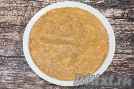 Смазать корж равномерным слоем крема из варёной сгущёнки и банана. На один корж уходит примерно 3 столовых ложки начинки. Особенно хорошо промазывайте края.