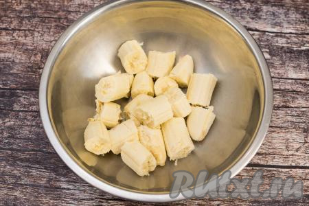 Очистить бананы, поломать руками на кусочки и сложить в глубокую миску.