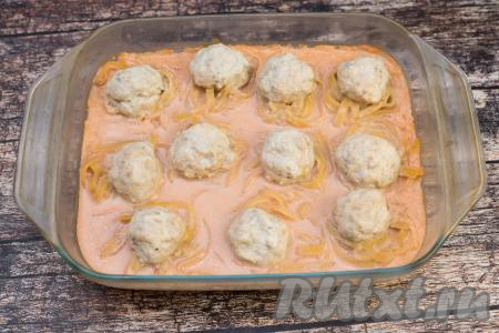 В процессе запекания часть томатно-сметанного соуса впитается в гнёзда.