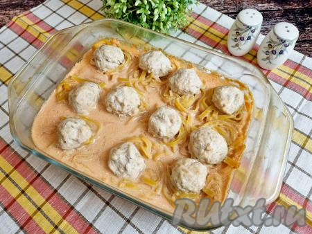 Готовые макаронные гнёзда с фаршем достать из духовки. Готовность блюда проверяйте по макаронам, гнёзда должны быть достаточно мягкими, но не переваренными.