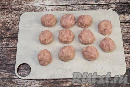 Из мясного фарша сформировать шарики размером чуть больше, чем с грецкий орех. Количество шариков должно равняться количеству макаронных гнёзд. У меня было 11 макаронных гнёзд, поэтому я сформировала 11 шариков из фарша.