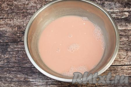 Вскипятить 600 миллилитров воды. Небольшой струйкой влить кипящую воду в томатно-сметанный соус, постоянно перемешивая венчиком. Посолить по вкусу получившийся соус.