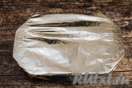 Накрыть форму с макаронными гнёздами и фаршем фольгой и отправить в разогретую до 200 градусов духовку на 35 минут.