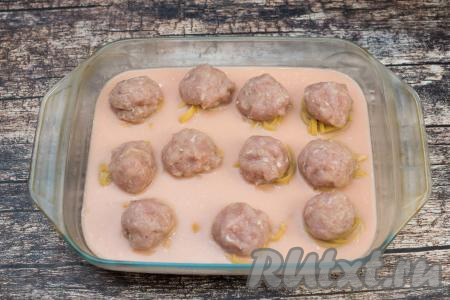 На каждое гнездо из макарон поместить по шарику из фарша и сразу очень горячий соус, пока он не остыл, влить в форму с макаронными гнёздами и шариками из фарша. Соус должен полностью покрывать макароны. Макароны, полностью покрытые горячим соусом, в процессе приготовления в духовке станут нежнейшими. Если же вы покроете макароны соусом примерно на 2/3, верхняя часть гнёзд после запекания так и останется хрустящей и твердоватой, а это испортит вкус блюда. Гнёзда и форма для выпечки могут быть разного размера, поэтому, если соуса недостаточно, чтобы полностью покрыть макароны, добавьте в форму нужное количество кипящей воды и досолите соус по вкусу.