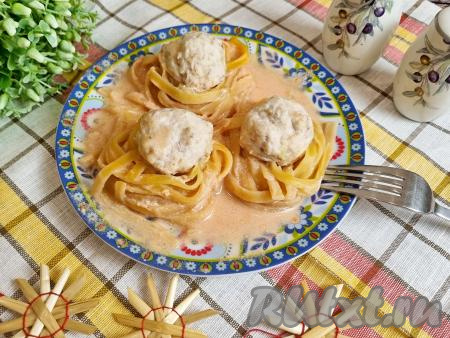 Макаронные гнёзда, приготовленные с мясным фаршем, разложить по тарелкам, полить сверху соусом и в горячем виде подать вкусное, сытное, сочное блюдо к столу. На фото видно, что гнёзда хорошо держат форму, при этом они нежные, хорошо пропитанные соусом.