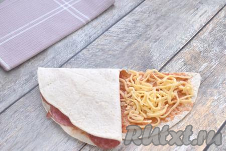 Теперь частью с колбасой и сыром накрываем помидоры.