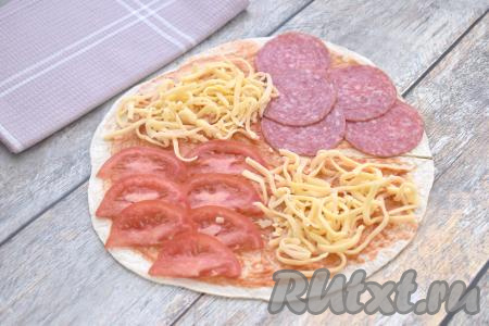 Половину натёртого сыра равномерно раскладываем по двум оставшимся сегментам.