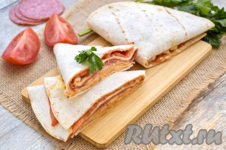 Аналогично запекаем и вторую лепёшку в аэрогиле.&nbsp;Приятно похрустывающую тортилью с сочной начинкой из колбасы, сыра и помидоров к столу можно подать и тёплой, и полностью остывшей.