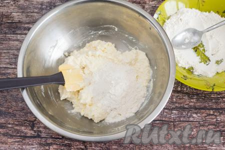 Затем всыпать примерно половину муки и вмешать её в творожную массу. Далее подсыпать муку небольшими порциями и следить за консистенцией замешиваемого теста для сырников.