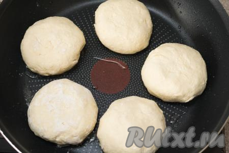 Сковороду хорошо разогреть с растительным маслом, затем выложить сырники с начинкой из варенья.