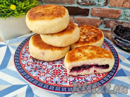 А вот как такой сырник выглядит в разрезе. Благодаря сочетанию большого количества начинки из варенья и нежного творожного теста, сырники получаются аппетитными и очень вкусными.&nbsp;