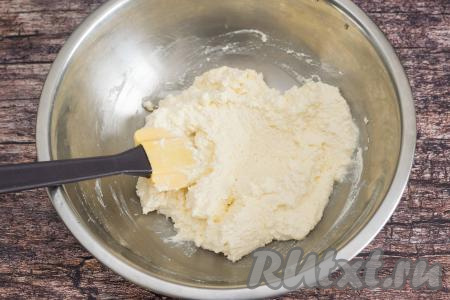 Растереть творог с яйцом и сахаром до получения однородной массы. Я предпочитаю вначале растирать творожную массу вилкой, а затем доводить до однородности с помощью силиконовой лопатки.