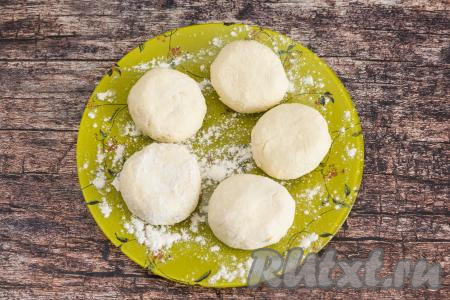 Сформированный сырник выложить на тарелку, припылённую мукой. Аналогично сформировать ещё 4 сырника с вареньем внутри.