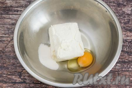 В глубокую миску выложить яйцо, творог и сахар. Поскольку начинка из варенья будет достаточно сладкой, в тесто для этих сырников я кладу в 2 раза меньше сахара, чем обычно.