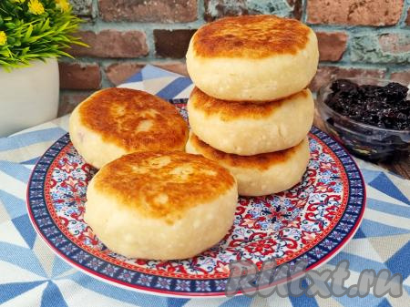 Готовые пышные, нежные сырники можно подавать к столу. Я предпочитаю их есть тёплыми, но и после полного остывания они хороши на вкус.