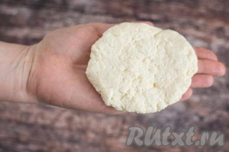 Разделить тесто на 5 частей. Из каждой части теста руками, смоченными водой, сформировать толстую лепёшку, выложить её на ладонь. Для того чтобы разделить тесто на 5 равных частей, я просто взвесила замешанное тесто, разделила вес на 5 (по количеству сырников, которые планировала формировать), затем с помощью весов отмерила 5 одинаковых частей теста. Вес каждой части у меня составил примерно 100 грамм. Сырники с начинкой из варенья я предпочитаю делать достаточно крупными, тогда их удобно формовать. 