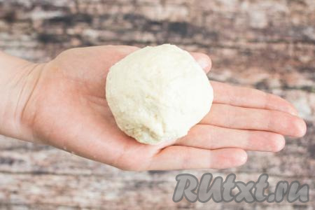 Затем завернуть варенье в творожное тесто, формируя сырник. Для этого вначале нужно два противоположных края лепёшки скрепить над начинкой, а затем&nbsp;аккуратно подвернуть оставшееся творожное тесто, формируя&nbsp;округлый сырник с вареньем внутри.