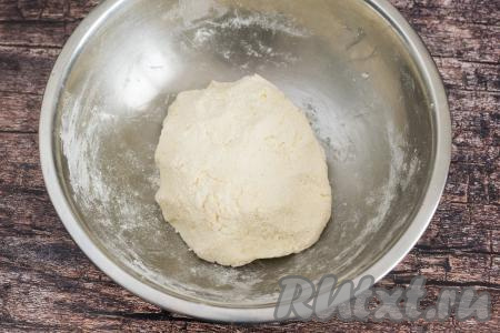 Итоговое тесто для сырников должно быть липким, но при этом хорошо держать форму. Жирность и влажность творога, качество муки, размер яйца могут быть разными, поэтому ориентируйтесь именно на консистенцию теста, а не на количество муки, указанное в ингредиентах. Чтобы сырники были нежными, лишней мукой забивать тесто не стоит, пусть оно останется липнущим к ладоням.