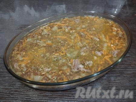 В форму с гречкой, тушёнкой и овощами вливаем 700 миллилитров кипящей воды.&nbsp;