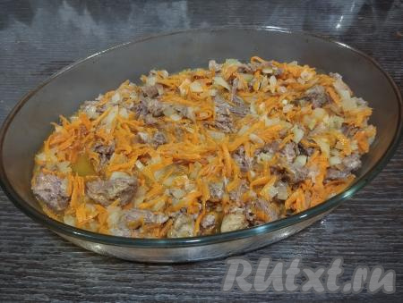 В форму для запекания (я взяла форму размером 20 сантиметров на 28 сантиметров) выкладываем тушёнку, обжаренную с овощами.