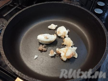 Тушёнку можно взять любую, я взяла тушёнку из говядины. Открываем банку с тушёнкой. Выкладываем на сковороду жир из банки с тушёнкой, растапливаем его на среднем огне.