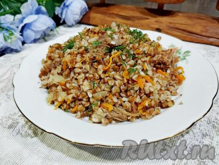 Достаём готовое блюдо из духовки. Раскладываем рассыпчатую гречку вместе с сочной тушёнкой и овощами по тарелкам и в горячем виде подаём сытное, вкусное блюдо к столу.