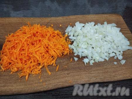 Морковь и лук очищаем. Натираем на крупной тёрке морковь. Нарезаем лук на небольшие кубики.&nbsp;