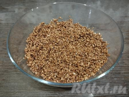 Гречку, если необходимо, перебираем. Тщательно промываем гречку под проточной водой, лишней воде даём стечь.